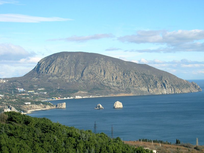 Аю-Даг - крымская гора в виде склонившегося к морю медведя