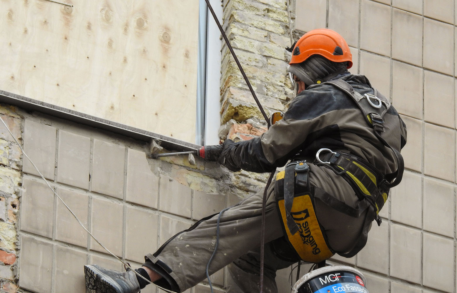 Демонтажні роботи у Києві: сучасні технології та методи